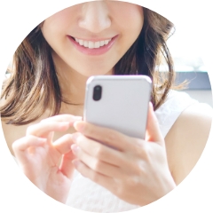 スマホで予約する女性